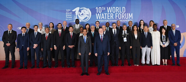 president joko widodo (front, left) posed for a photo with president of world water council loïc fauchon (front, right) and several committee of the world water council for the 10th world water forum 2024 in nusa dua, bali, on monday, (20/5/2024) (prnewsfoto/secretariat of the 10th world water forum)